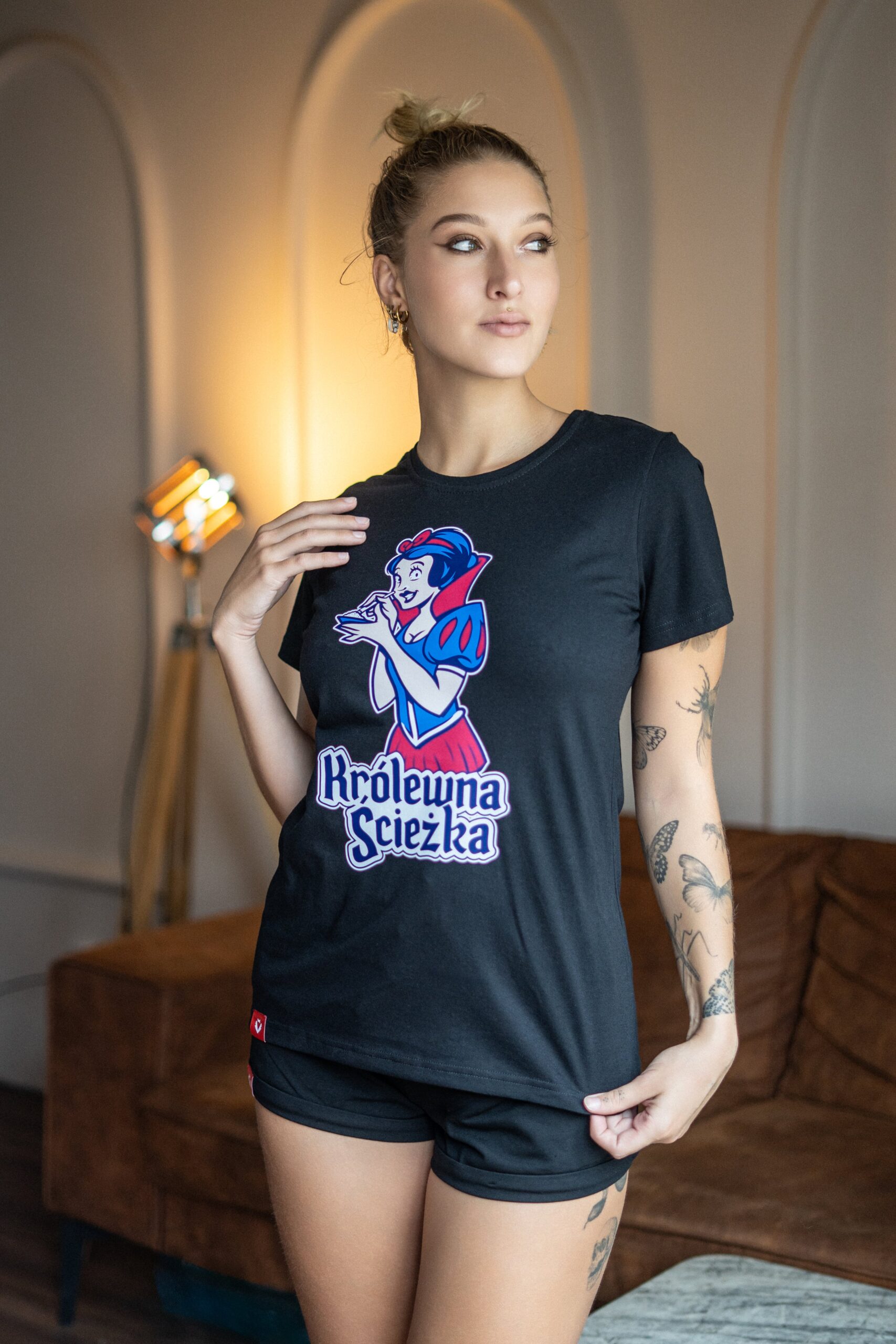 koszulka damska z nadrukiem królewna ścieżka na modelce