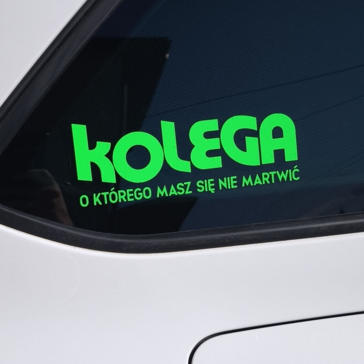 naklejka na auto z napisem kolega o którego masz się nie martwić